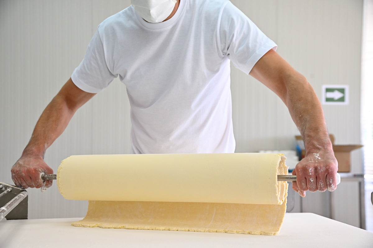 L’impasto passa nella sfogliatrice