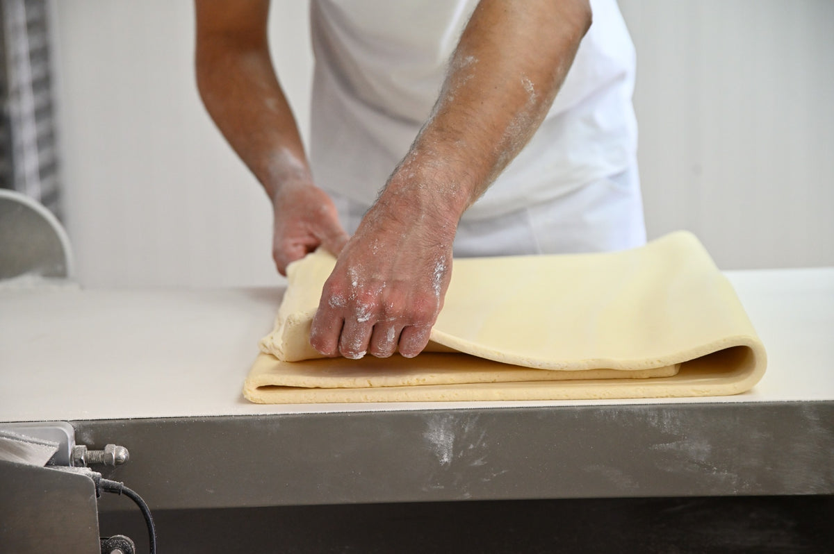 Le mani piegano l’impasto